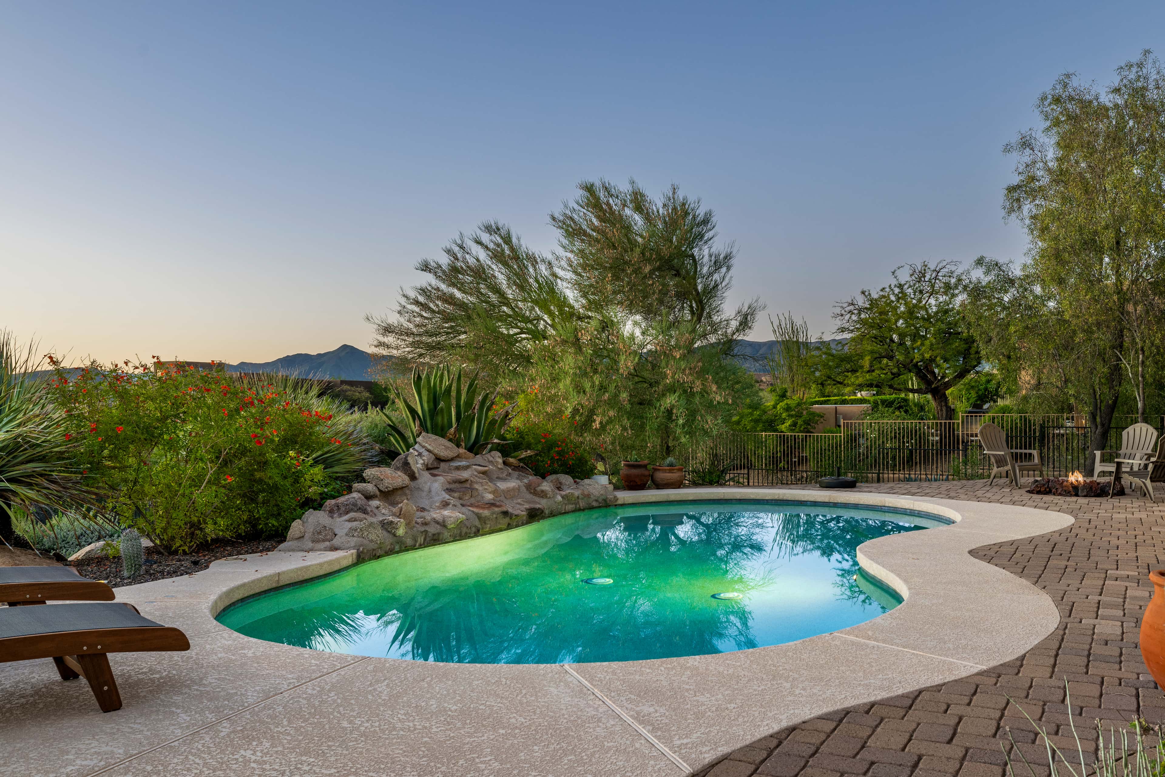 ¡Oasis del Desierto con Piscina y Vistas a Black Mountain!