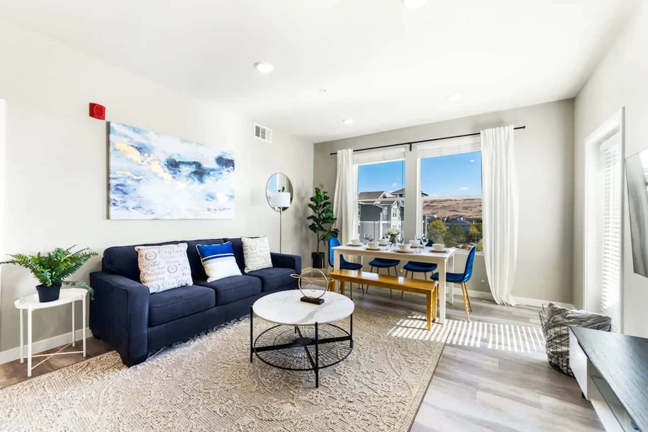 Sparks Marina 2BR · Mountain Views, Pool & Gym