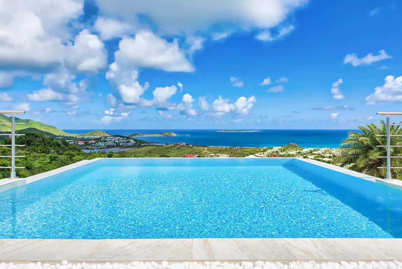 HERMOSA VILLA COSTERA CON PISCINA INFINITA