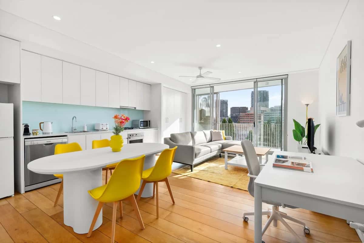 Central luminous 2 beds with balcony & aircon