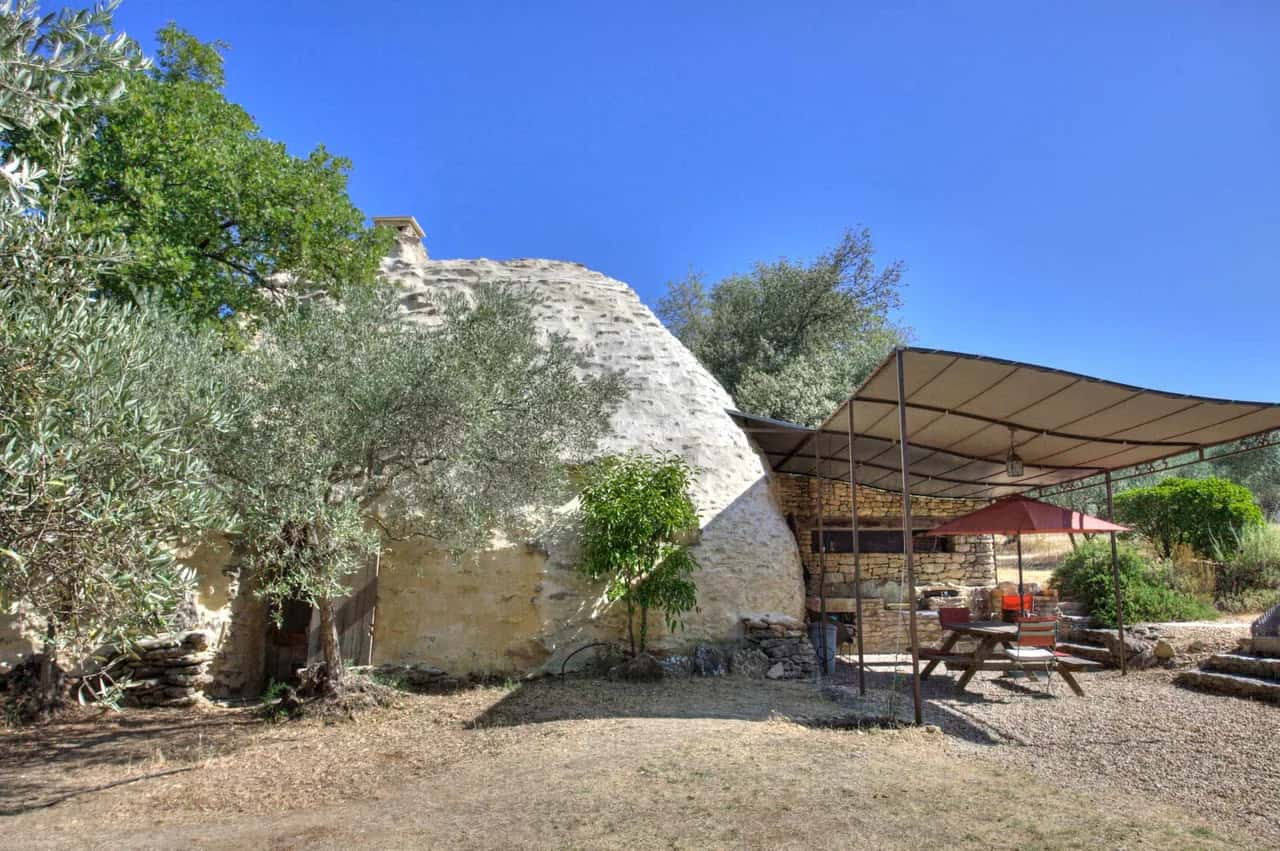 Quiet Poolside House in Luberon