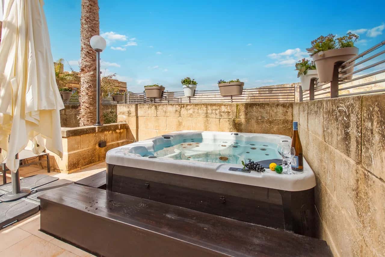 Gozitan Villa mit Hafenblick + Gemeinschaftspool