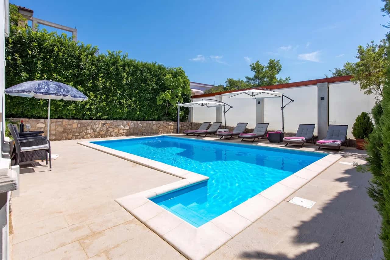 House Rose With Private Pool And Garden