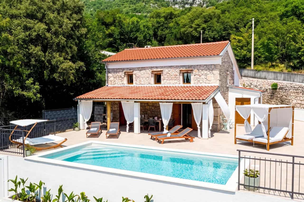 Casa di Nika Stone Villa with Pool & Jacuzzi