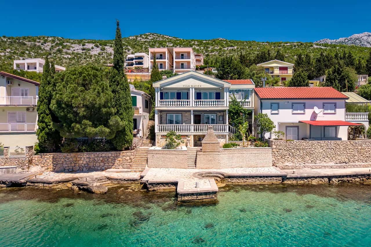 Seafront Escape - 4BR Beachfront Villa for 8