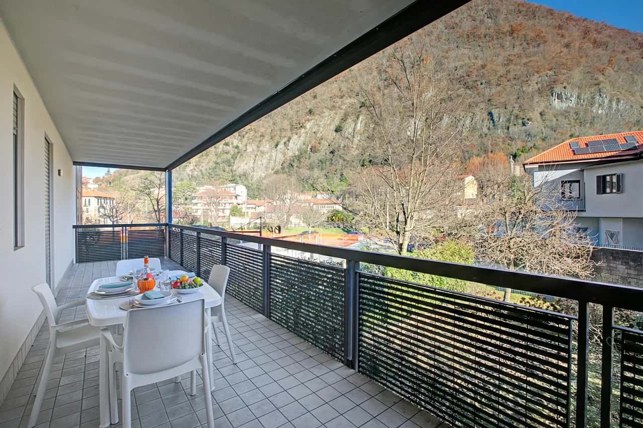 Magnolia: Laveno Centre 2BR with Terrace