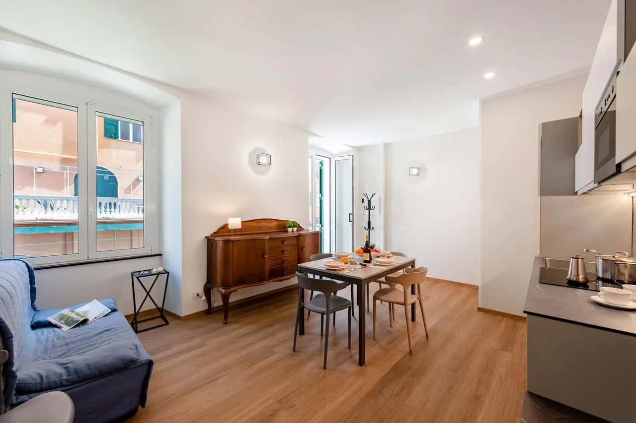 Central Apartment with Private Parking in Genova