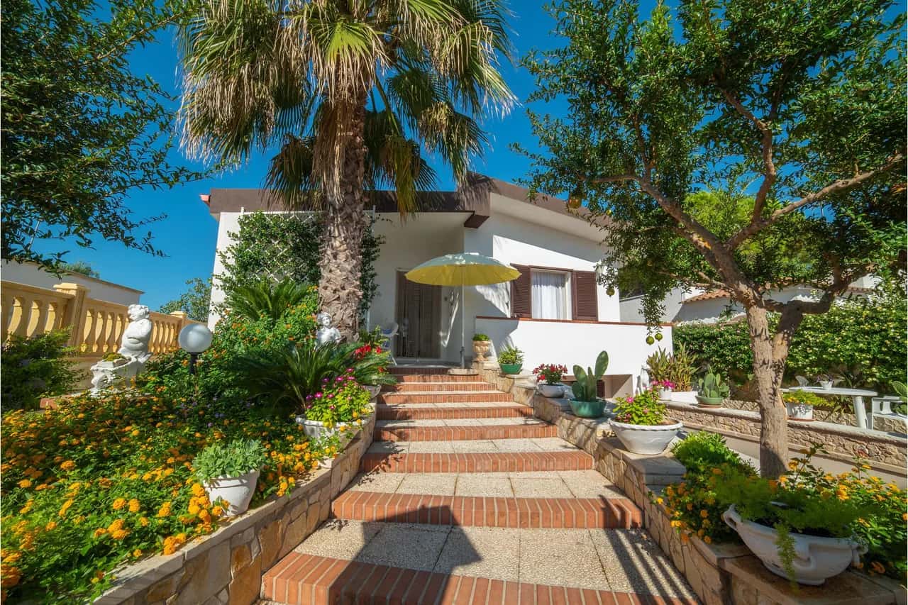 Villa Calò 1 with Garden, 200 meters from Sea