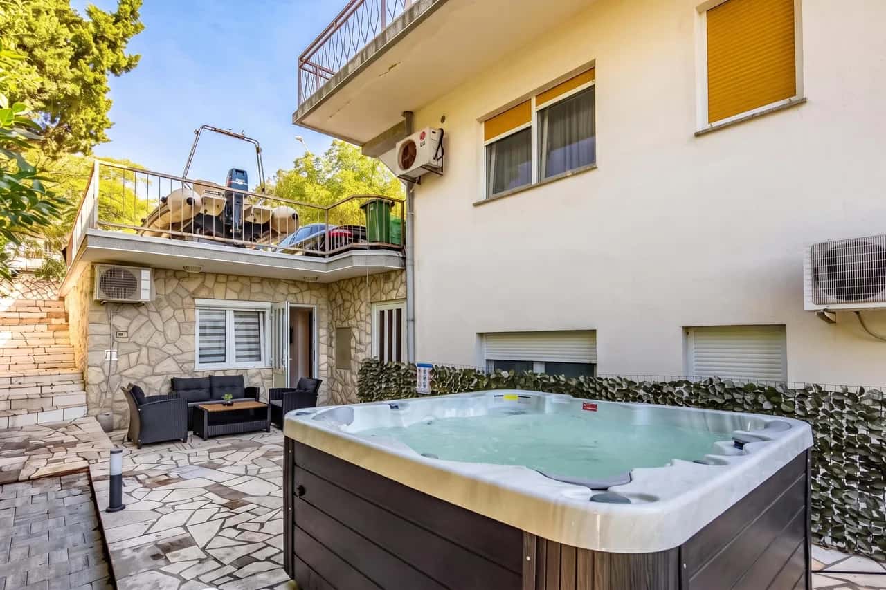 Seaview Apartment With Jacuzzi Ivano