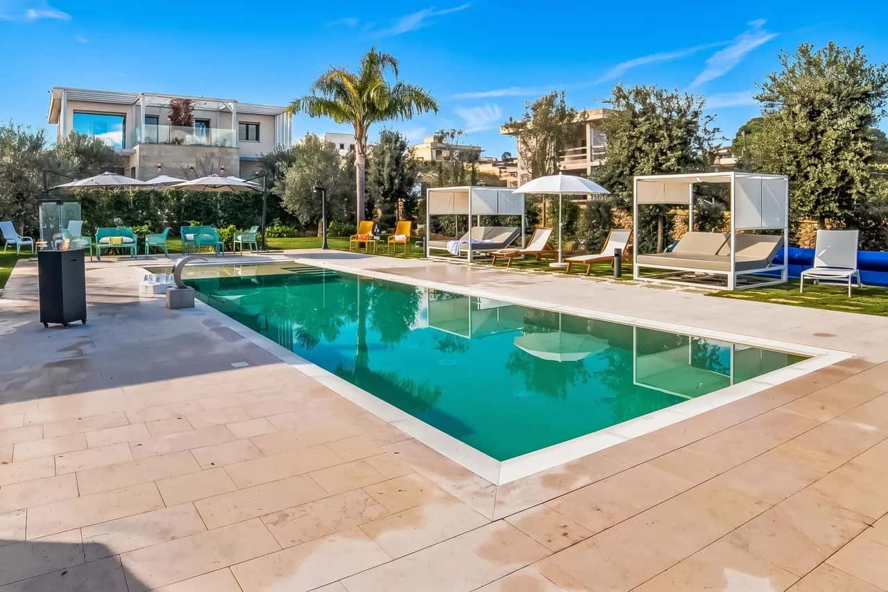 Boutique Apartment 4 Bedrooms- Pool, Garden & Parking