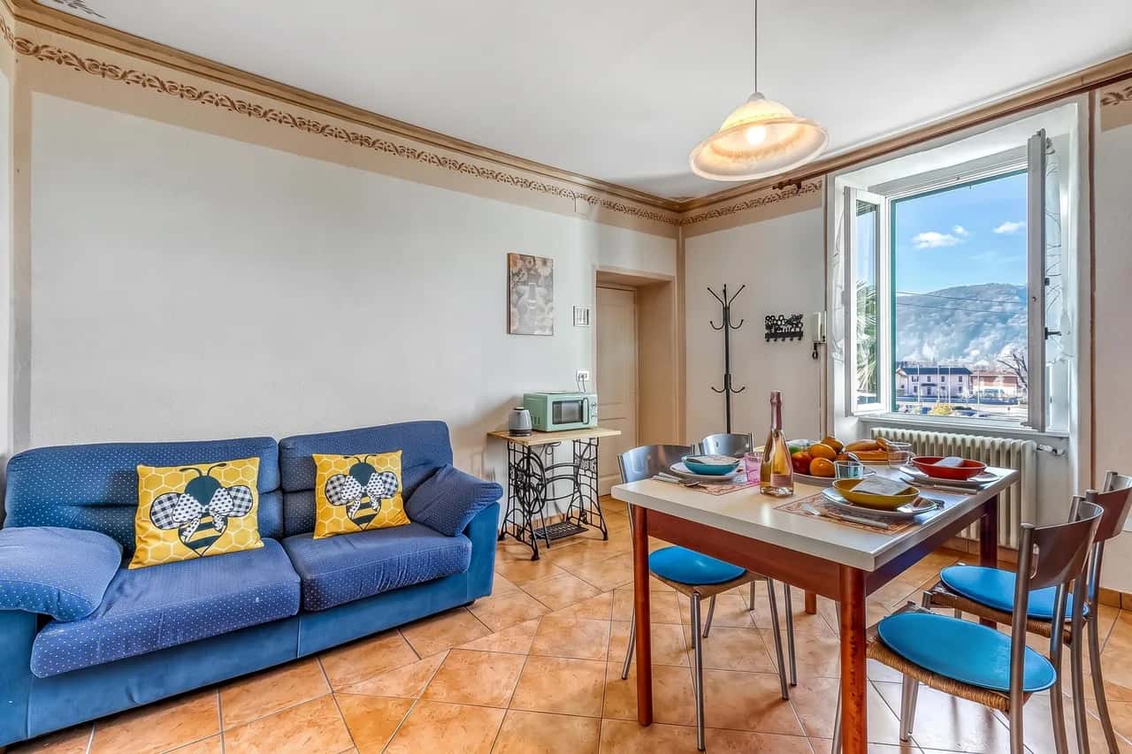 Apartamento Bee: Luino a Orillas del Lago con Comedor Exterior
