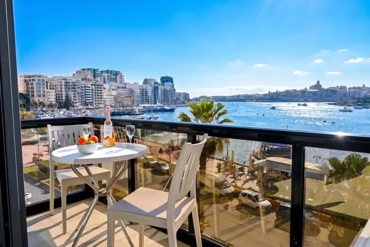 Ein sonniger Meerblick im zentralen Sliema