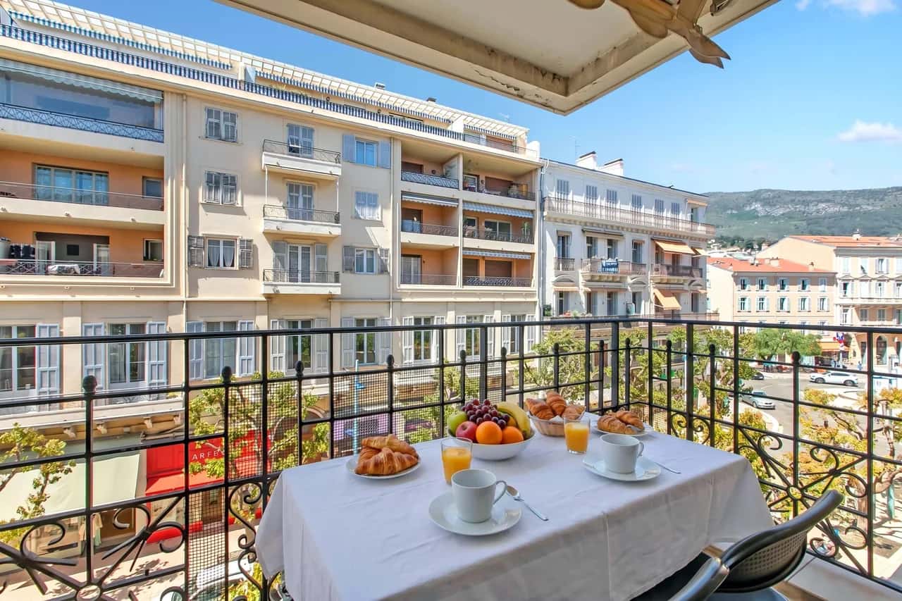 Victoria Beach White Apt with Balcony