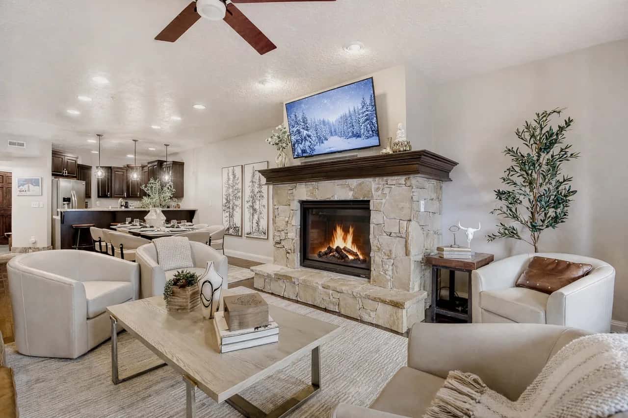 Elegance on Main Street with Private Hot Tub B202