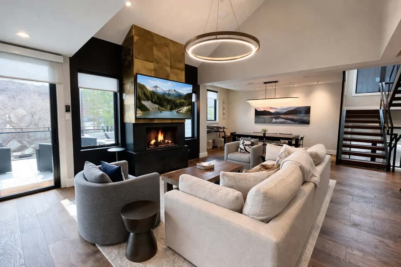 1121 Norfolk Luxury 5 Bedroom Retreat Near Main Street and Slopes