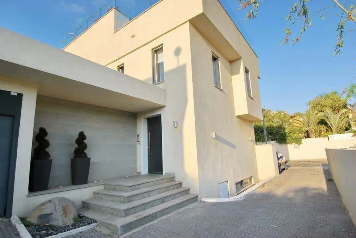 Neue Villa mit Pool in Strandnähe