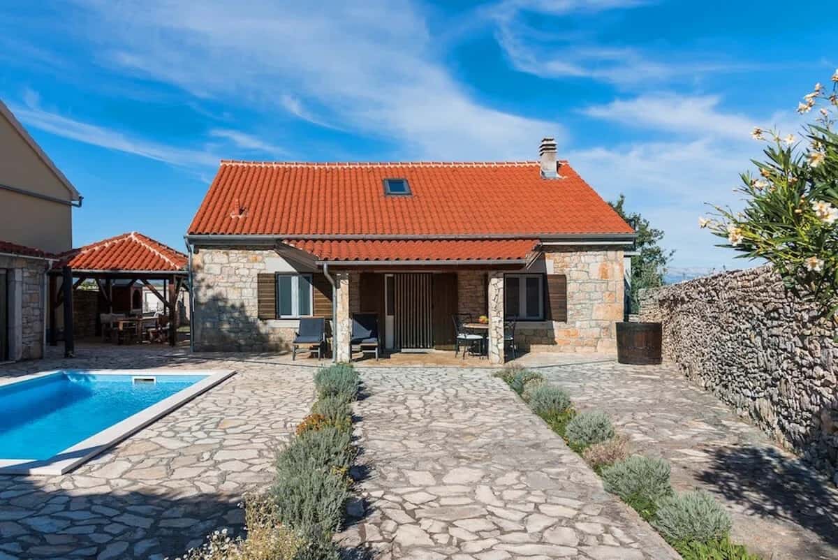 Elegant Rustic House with Fitness Centre and Pool