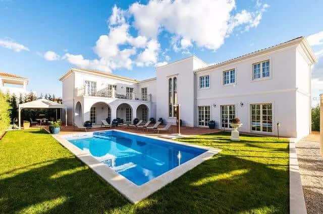 Fabulous Spacious Villa with Elegant Look