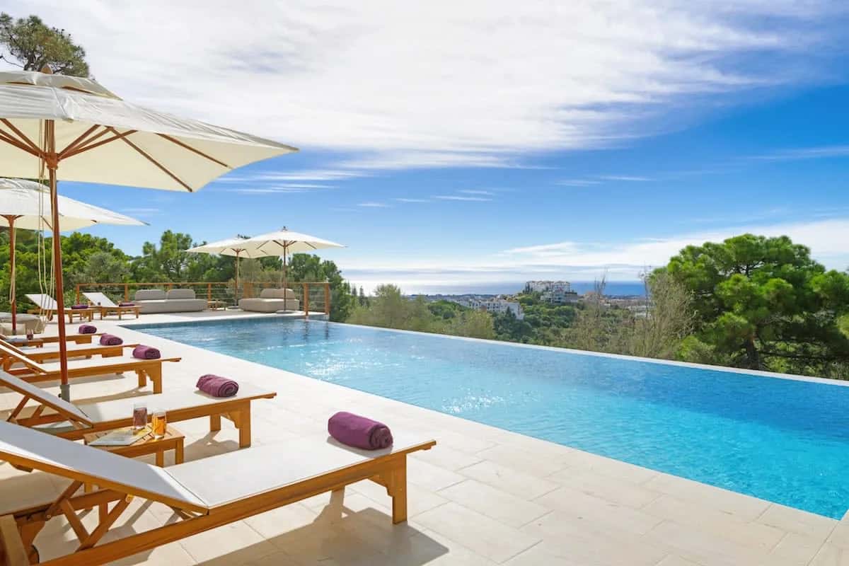 Amazing Traditional- Style Villa With Pool