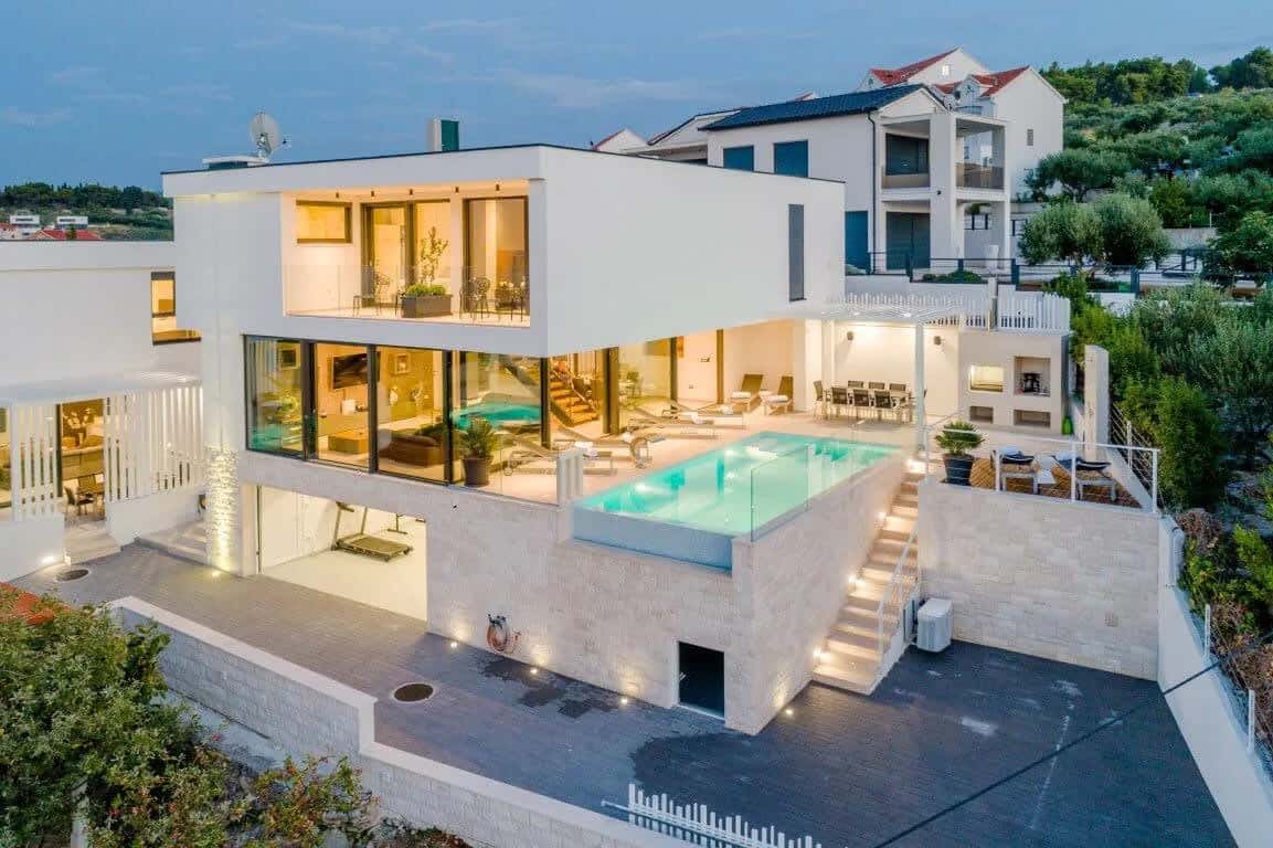 Luxurious Solid Villa with Unique Infinity Pool