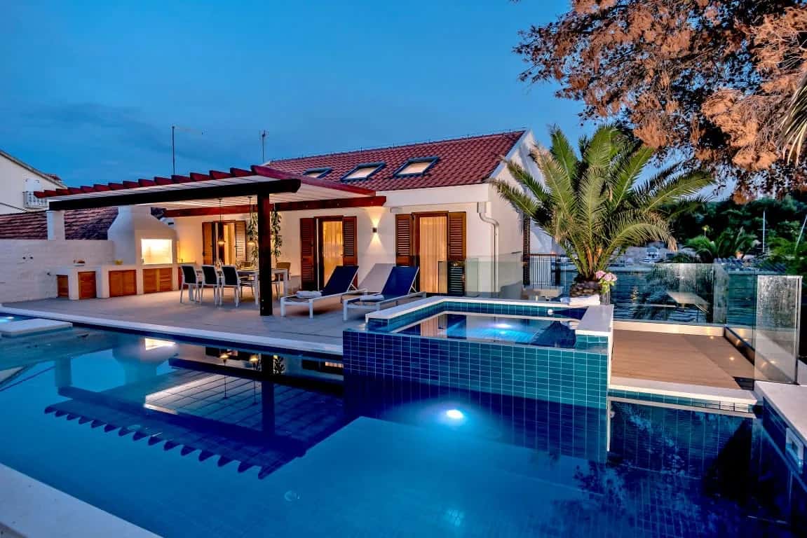 Gorgeous Paragon Villa at the Center of Milna