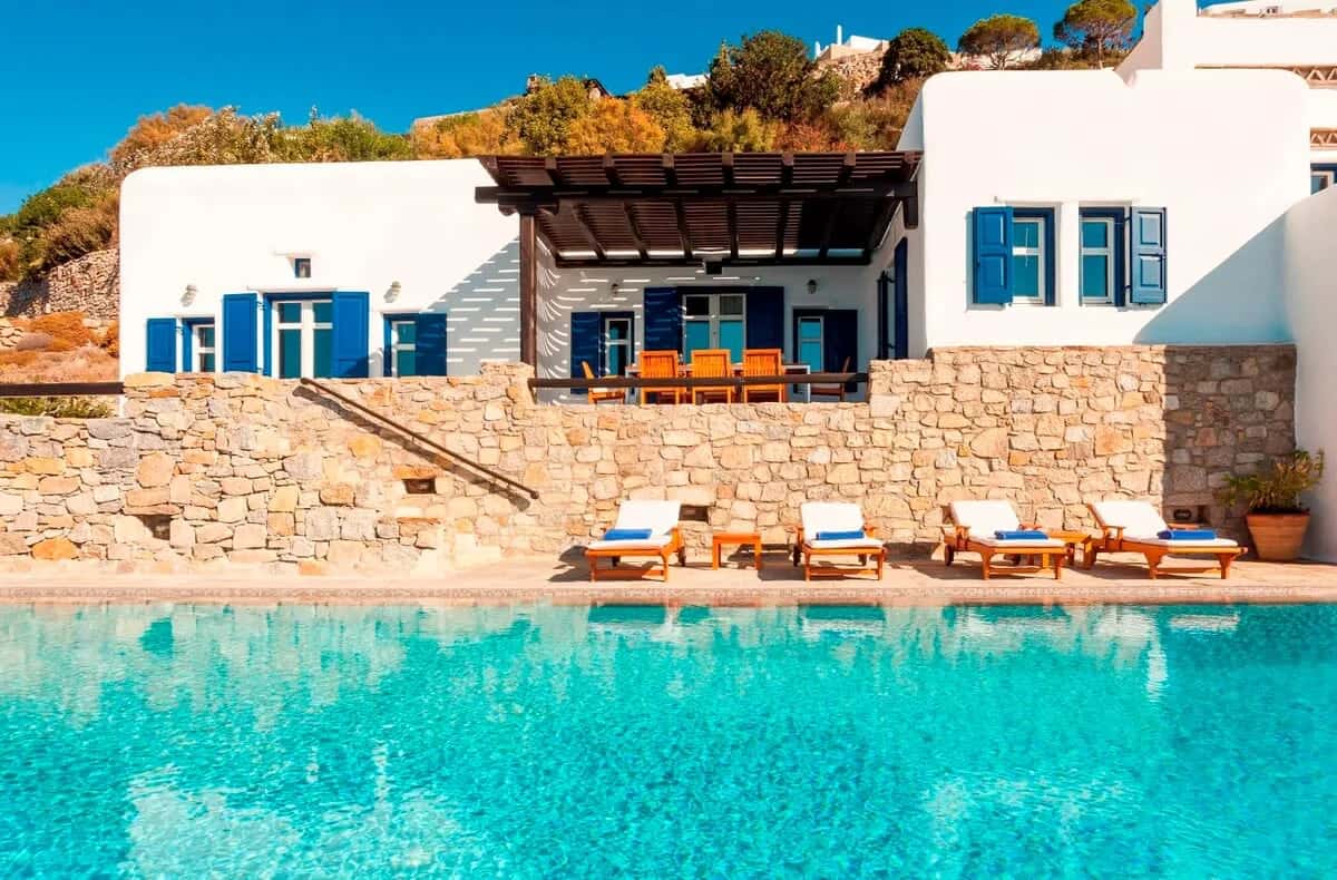 Magnificent Villa with Glowing Infinity Pool