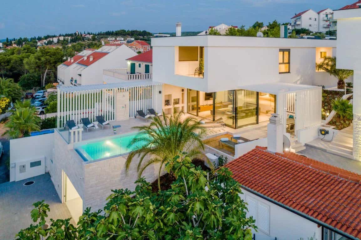 Luxurious Beachfront Villa With Pool And Table Tennis