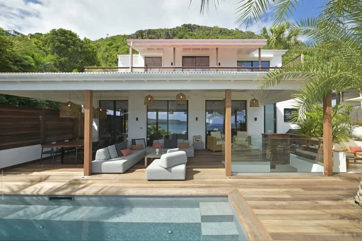 Brilliant Tropical Villa with Relaxing Scenery