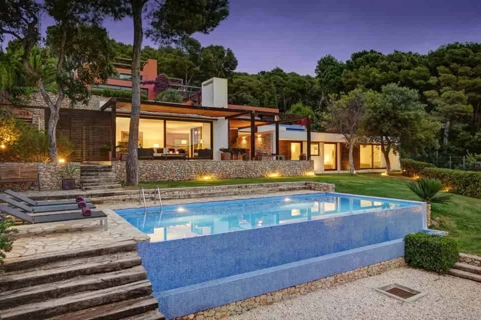 Deluxe Modern Beach Villa with Infinity Pool