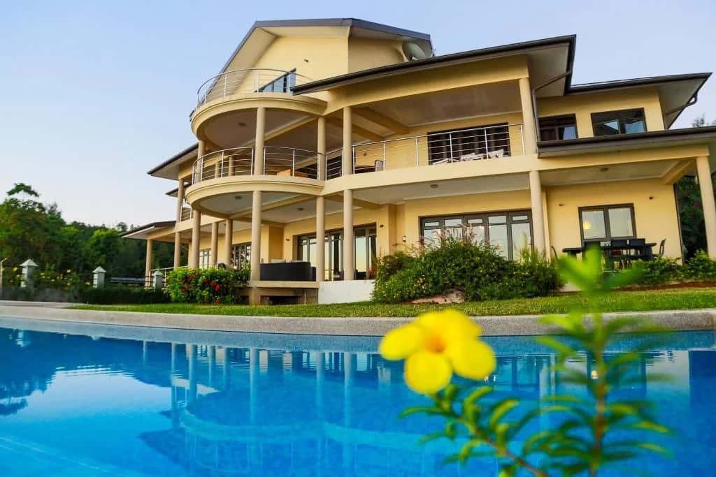 Une Villa Impressionnante Entourée de Pure Beauté Naturelle