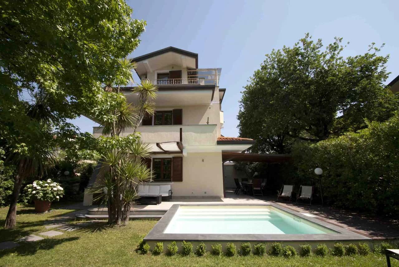 Lovely 4 BR Villa With Mediterranean Garden