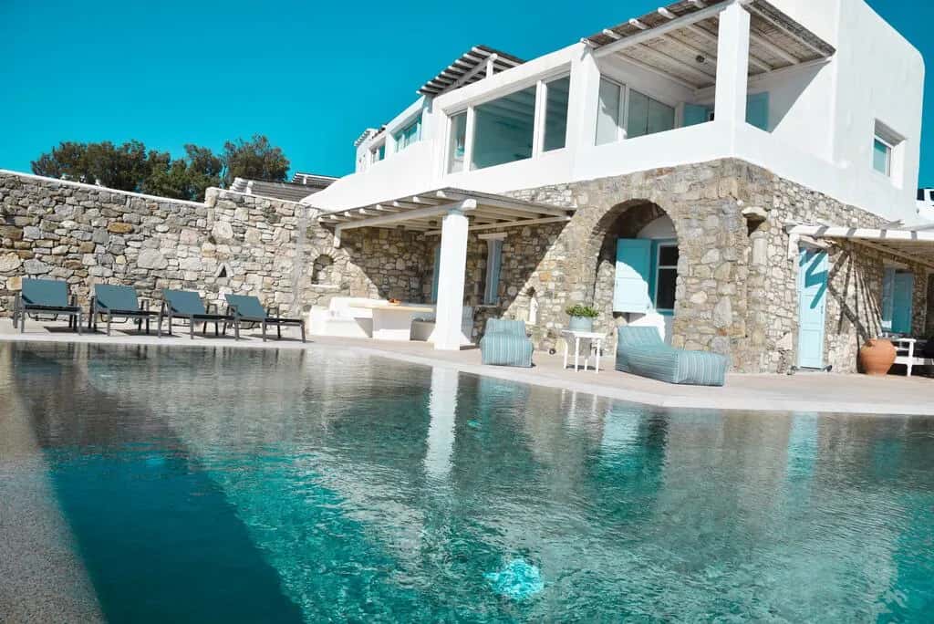 Charming Villa Overlooking the Island of Delos