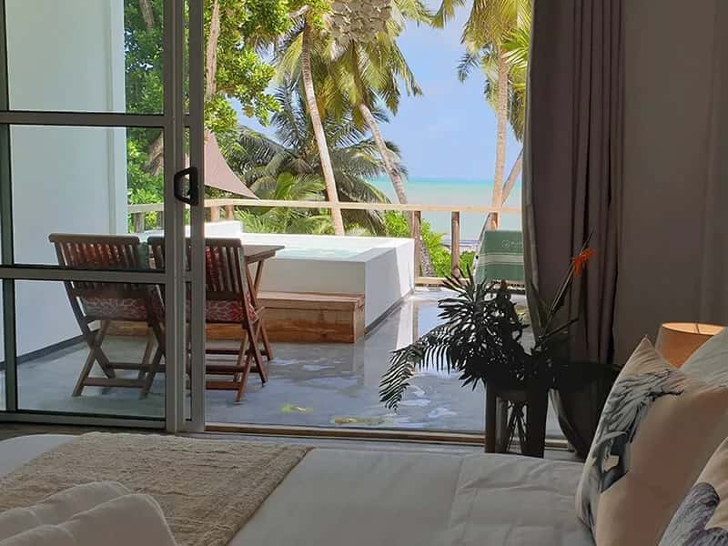 Wunderschönes Zimmer mit erfrischendem Pool und Meerblick