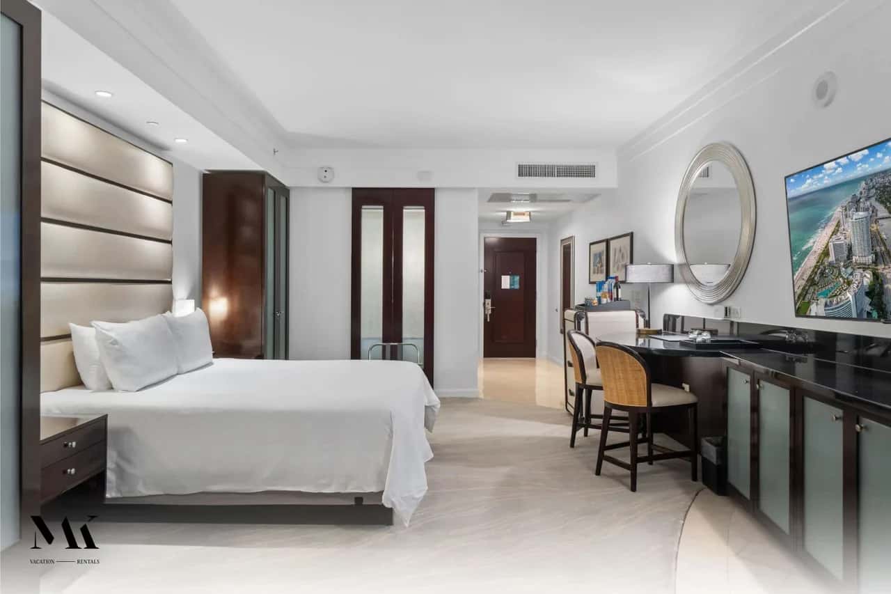Fontainebleau Resort| w/ Balcony 10 min from SoBe