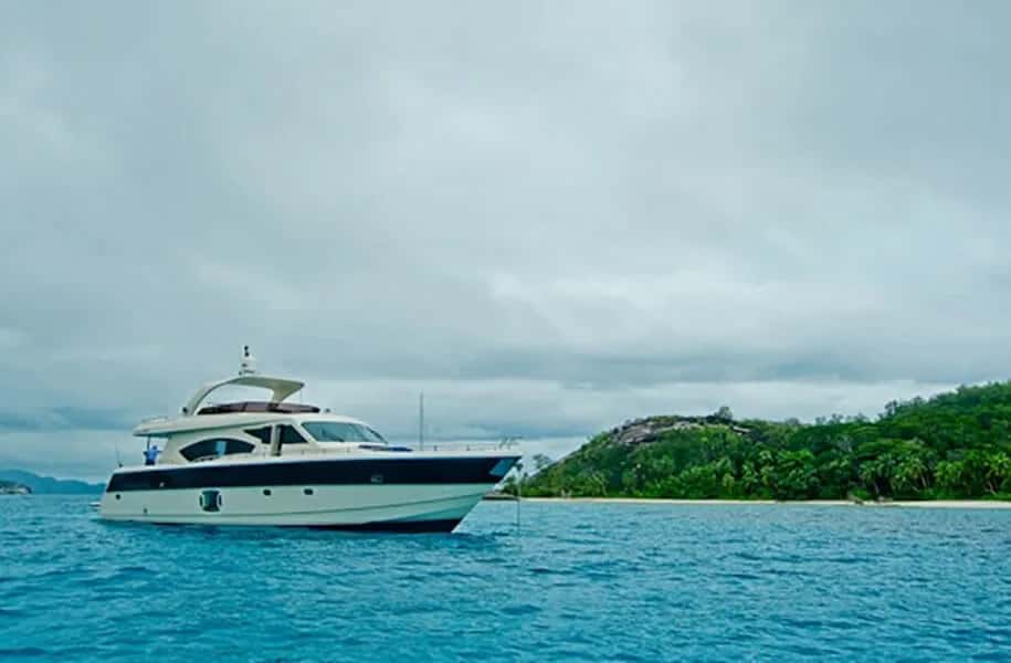 Yate a Motor de 26m con Amplio Espacio Exterior