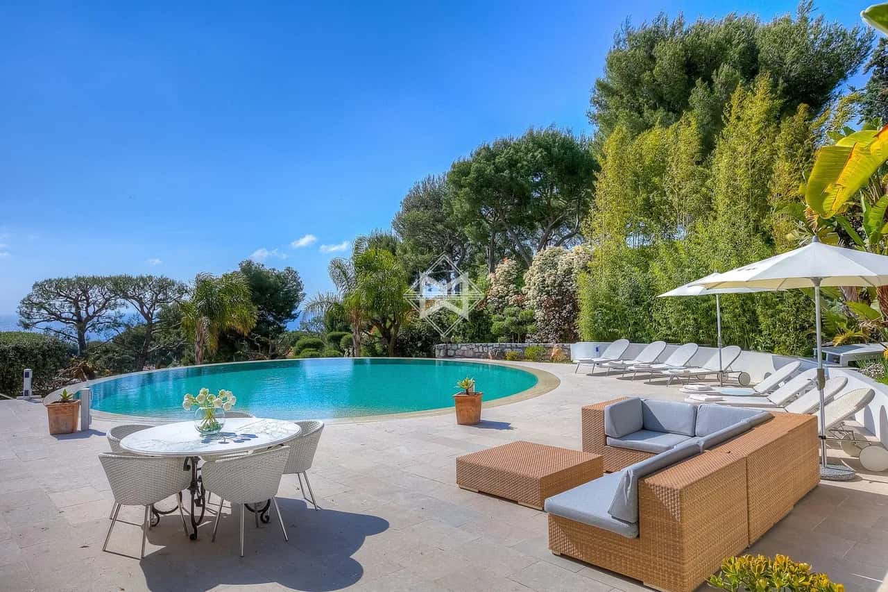 Superb Mediterranean Villa In The Peninsula
