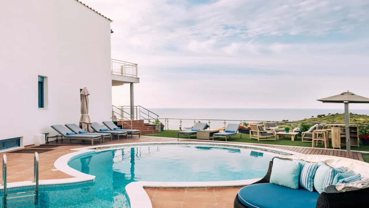 Elegant Family Villa With Unique Infinity Style Pool