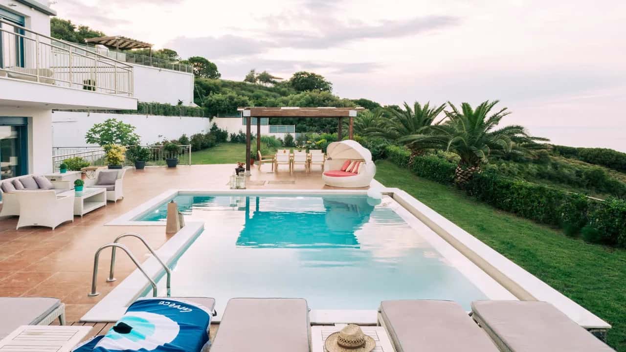 Comfortable And Chic Garden With A Well Maintained Garden