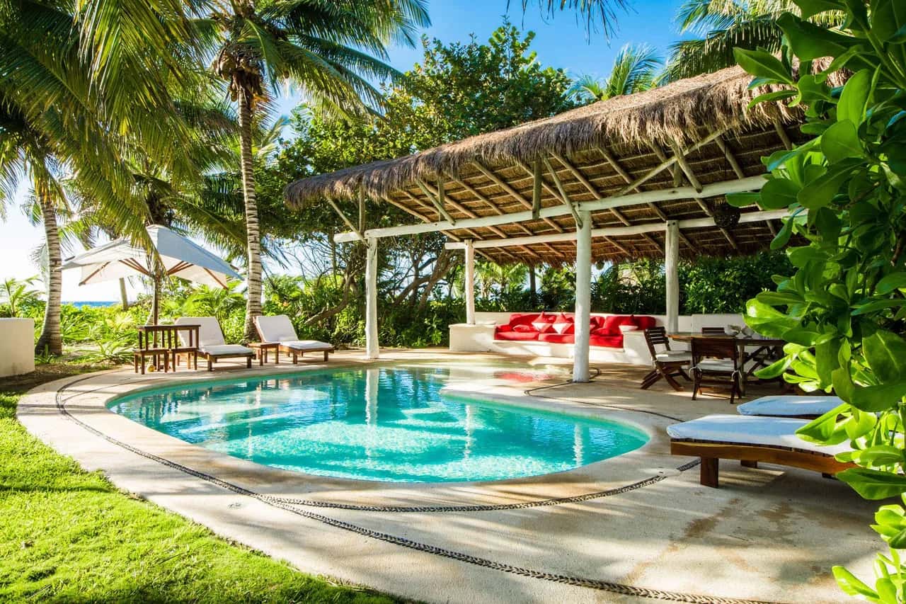 Hermosa villa de playa con palmeras y mar Caribe