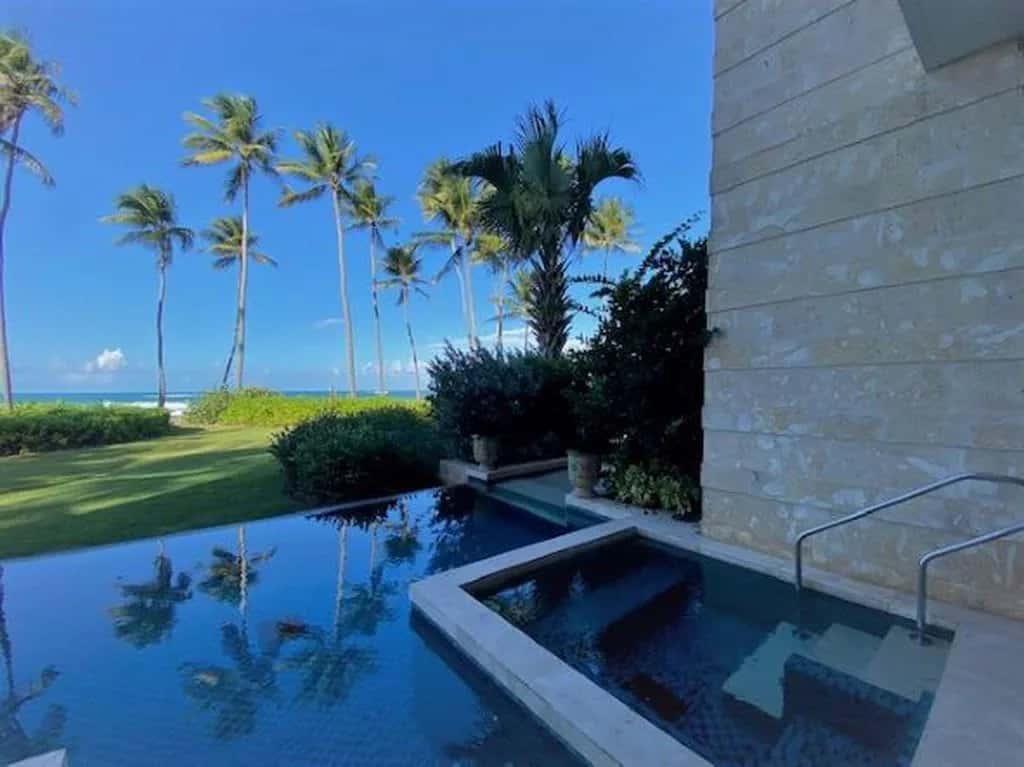 Amazing Beach Villa with Wide Sea Views