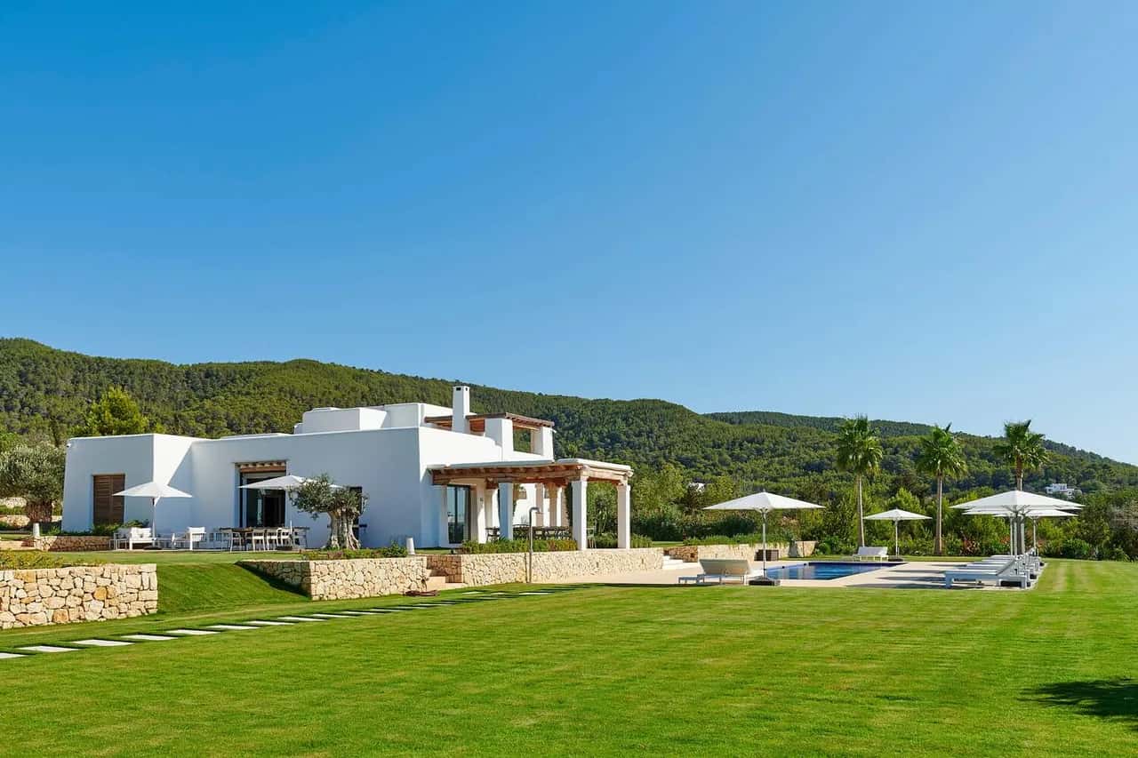 Lovely Retreat With Volleyball Court And Trampoline