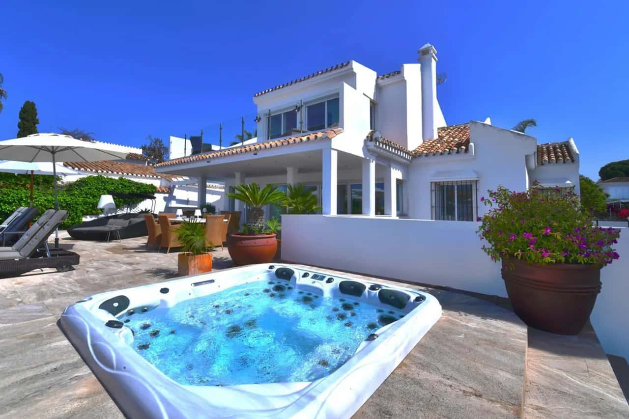 Beautiful Beachside Villa with Panoramic Views of Ocean