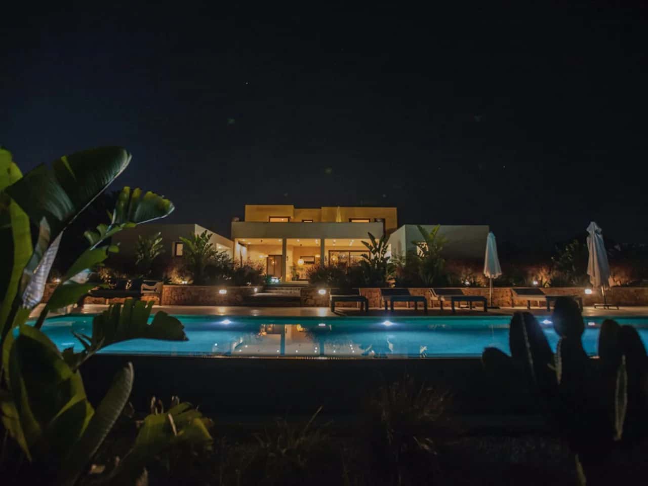 SPACIOUS MODERN VILLA SET IN STUNNING MEDITERRANEAN GARDENS WITH LAVISH BLOOMING LAVENDER