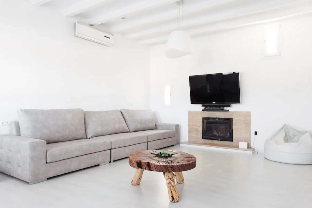 SECLUDED LUXURY VILLA 5 MINUTES FROM THE COSMOPOLITAN SANTA EULALIA