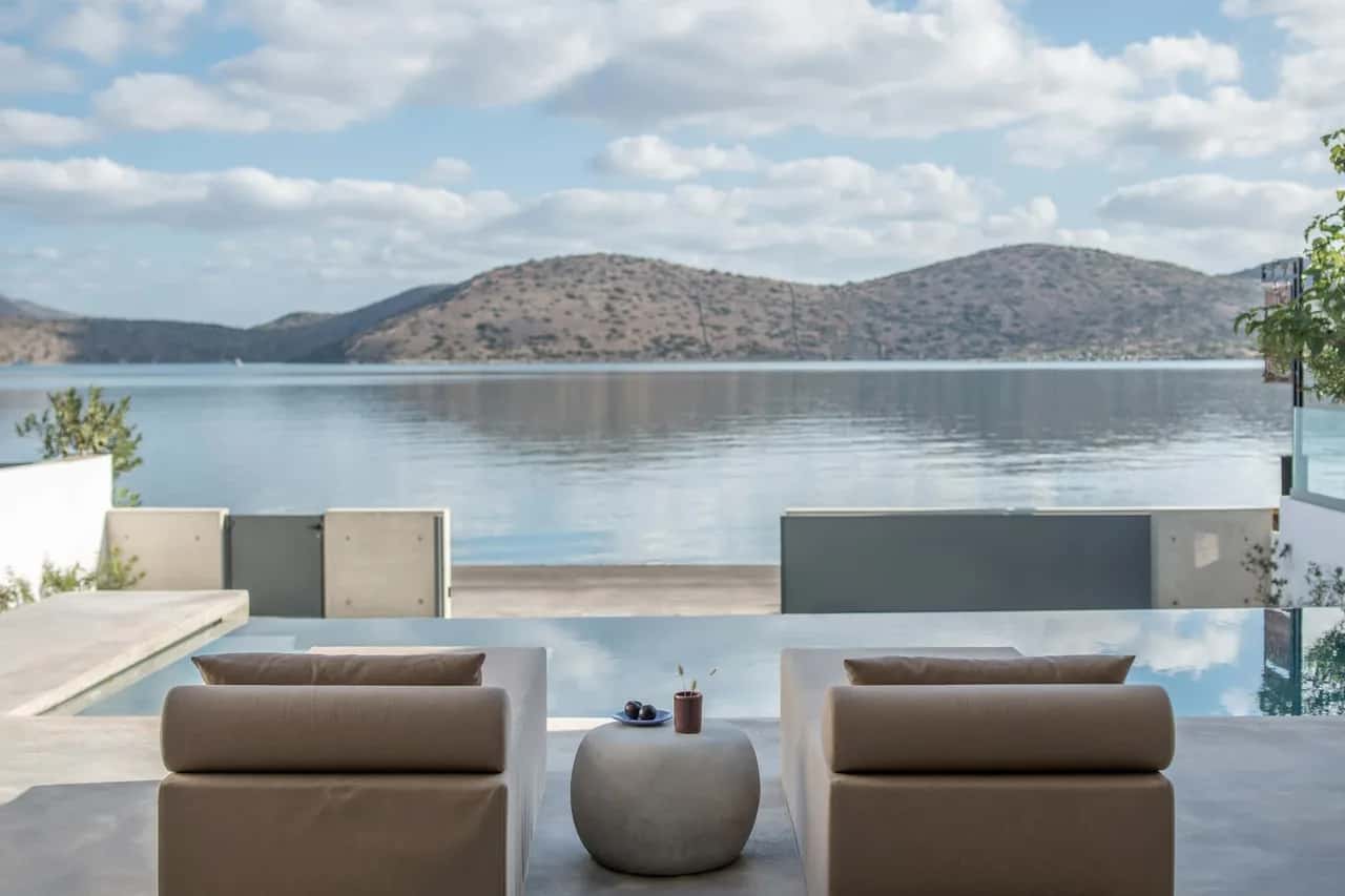 LUXURIOUS MODERN MINIMALIST STYLE WITH PANORAMIC VIEW OF THE CRETAN SEA