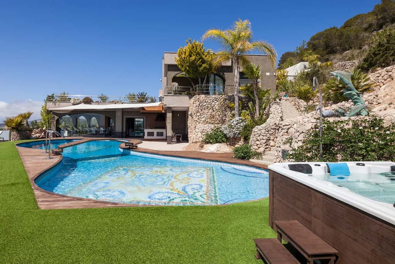 STUNNING MOUNTAIN TOP VILLA WITH A CLASSIC FEEL