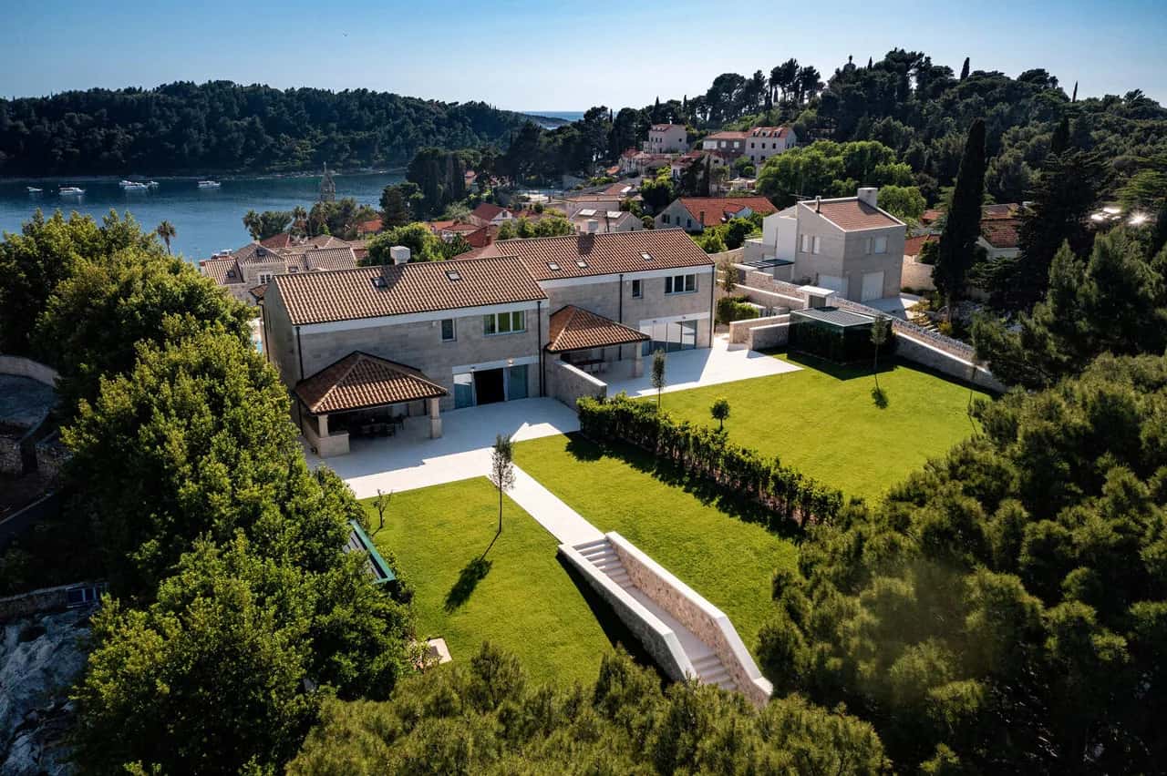 PRIME LUXURY VILLA WITH OUTDOOR POOL AND SAUNA