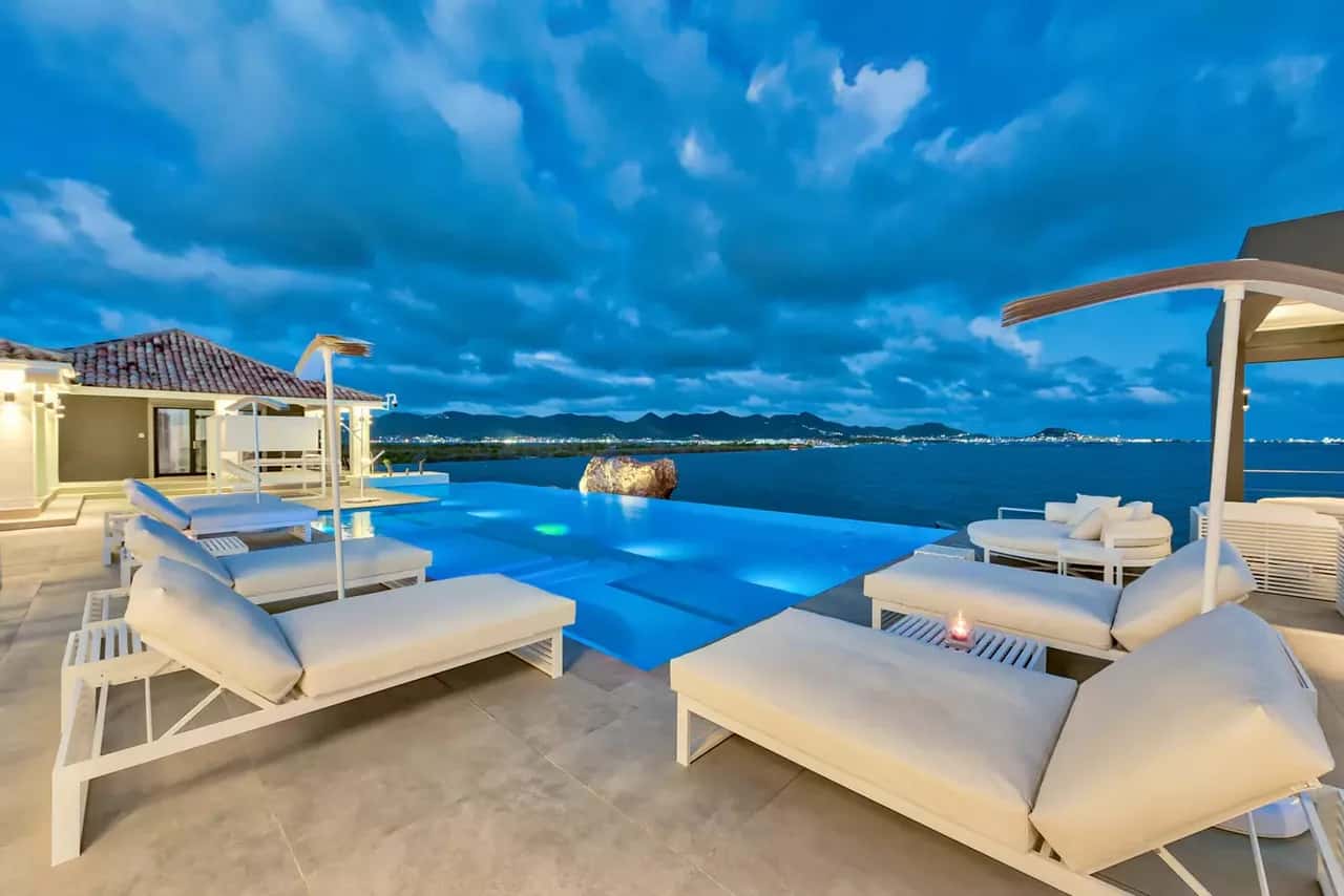 IMPRESIONANTE VILLA EN LA PLAYA CON PISCINA
