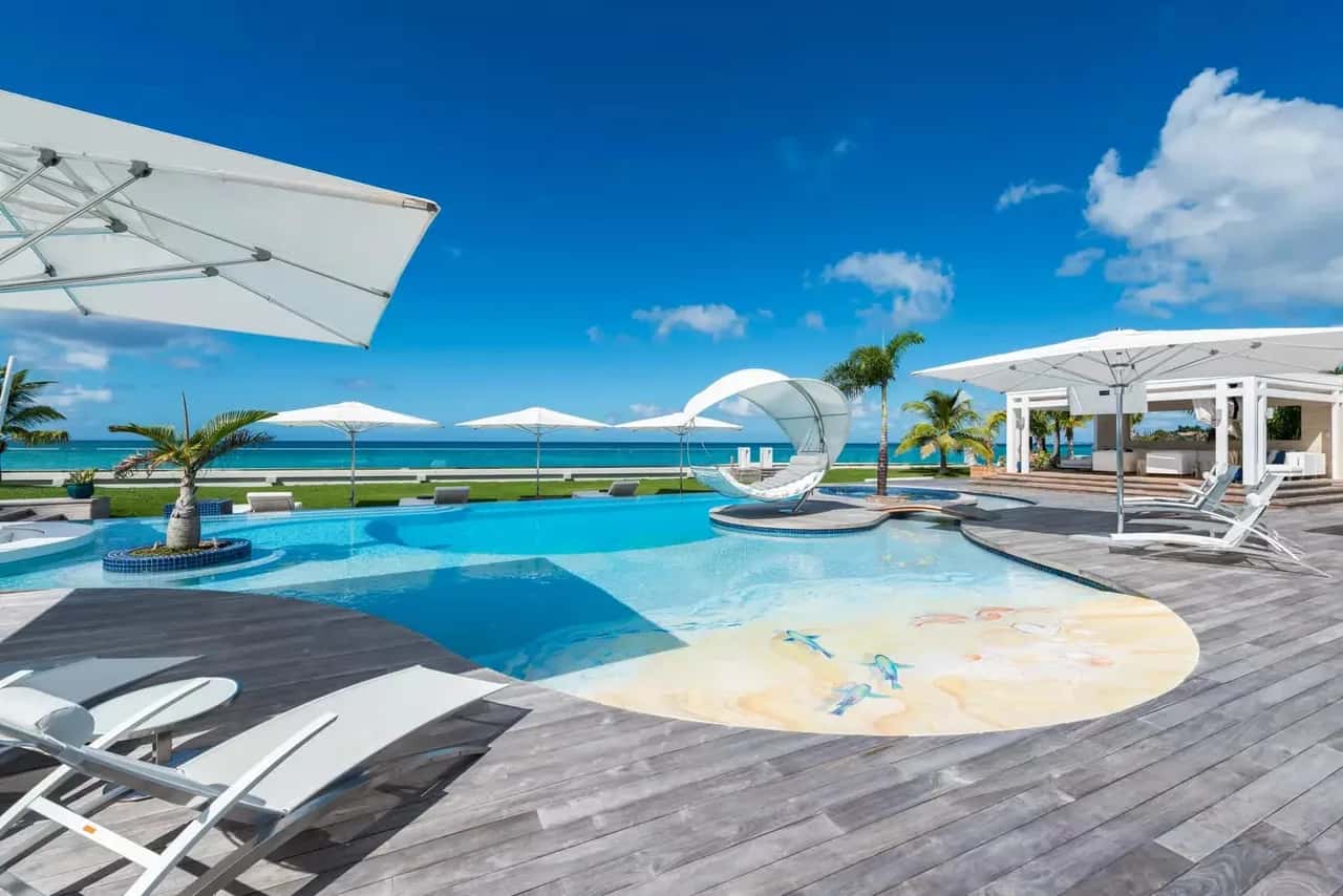 Lujosa Villa Tropical con Jacuzzi y Piscina
