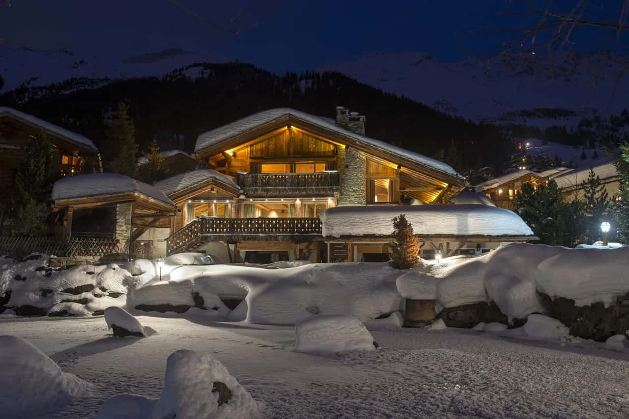 ICONIC CHALET WITH INDOOR POOL AND JACUZZI